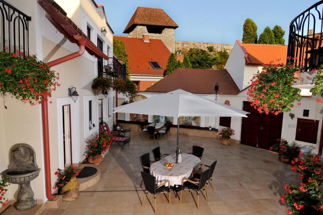 Patria Panzio Bed & Breakfast Eger Exterior photo
